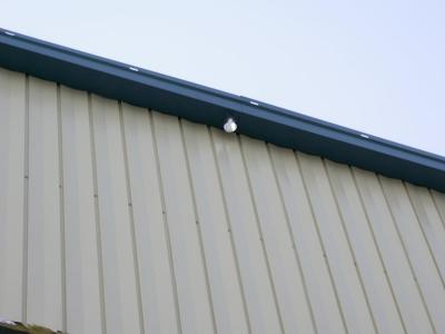 dinding baja bergelombang dan lembaran atap